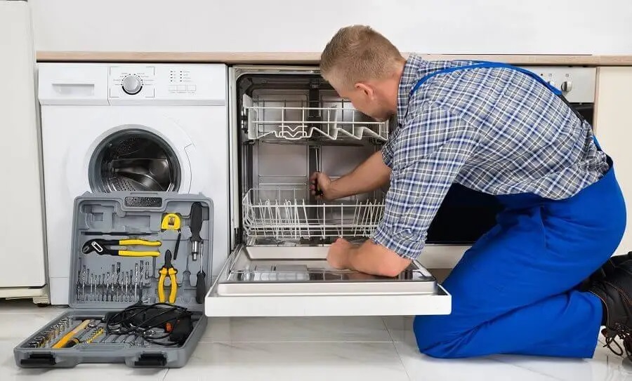 Gölyaka Siemens servisi teknisyen ekibi beyaz eşya tamiri yaparken